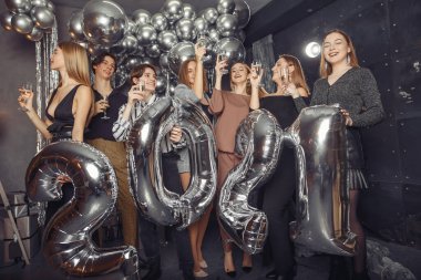 İnsanlar yeni yılı büyük balonlarla kutluyorlar.