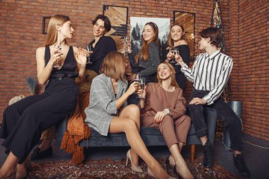 İnsanlar yeni yılı şampanyayla kutluyor.