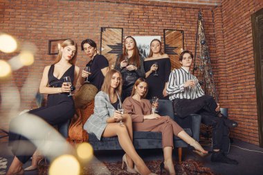 İnsanlar yeni yılı şampanyayla kutluyor.