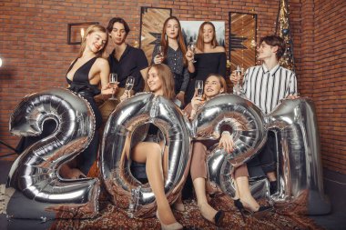 İnsanlar yeni yılı büyük balonlarla kutluyorlar.