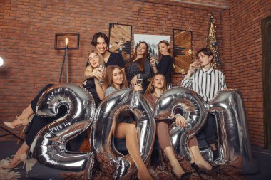 İnsanlar yeni yılı büyük balonlarla kutluyorlar.