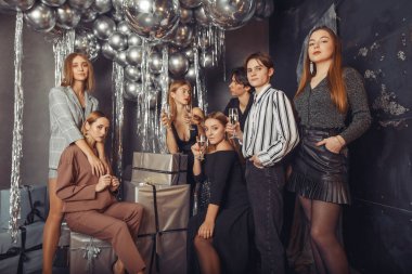 İnsanlar yeni yılı şampanyayla kutluyor.