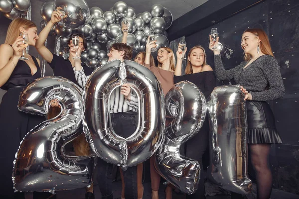 Gente celebrando un nuevo año con grandes globos — Foto de Stock
