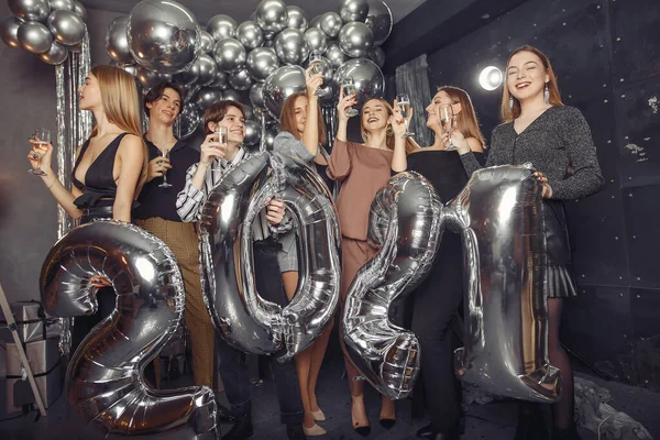 İnsanlar yeni yılı büyük balonlarla kutluyorlar.