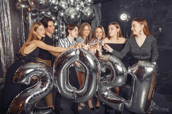 Gente celebrando un nuevo año con grandes globos — Foto de Stock