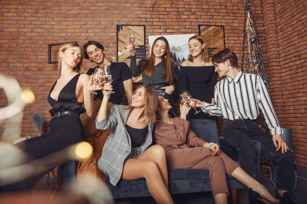 Gente celebrando un nuevo año con champán — Foto de Stock