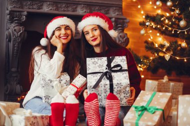 Güzel kızlar stüdyoda eğlenir.