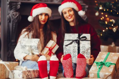 Güzel kızlar stüdyoda eğlenir.