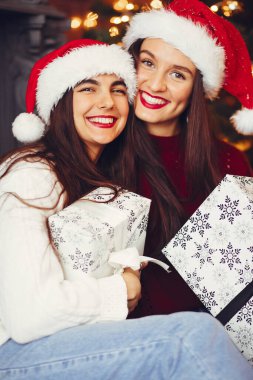 Güzel kızlar stüdyoda eğlenir.