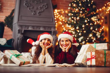 Güzel kızlar stüdyoda eğlenir.