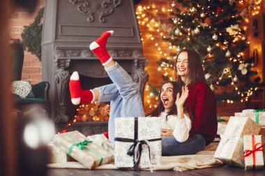 Güzel kızlar stüdyoda eğlenir.