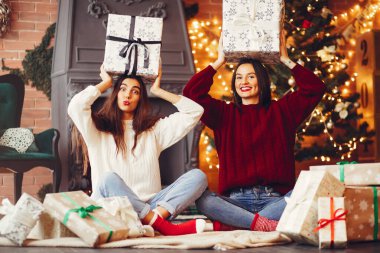 Güzel kızlar stüdyoda eğlenir.