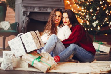 Güzel kızlar stüdyoda eğlenir.