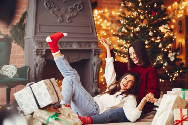 Güzel kızlar stüdyoda eğlenir.