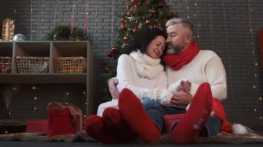 Kıdemli çift Noel 'de sarılıp öpüşüyor.