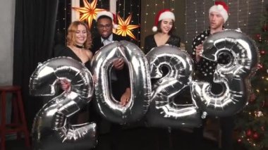 2021 şişirilebilir folyo numaralarını tutan arkadaş grubu.