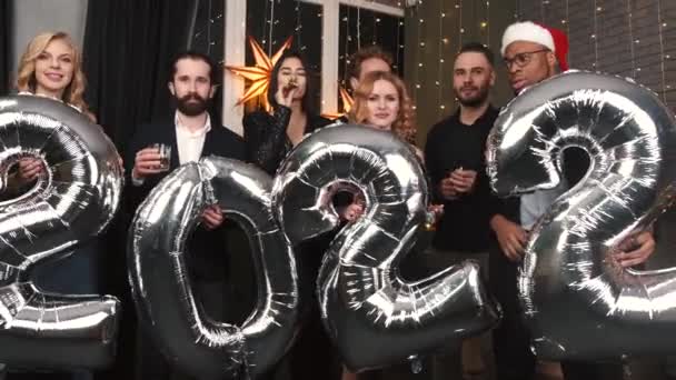 Kelompok teman-teman memegang inflatable foil angka 2022 — Stok Video