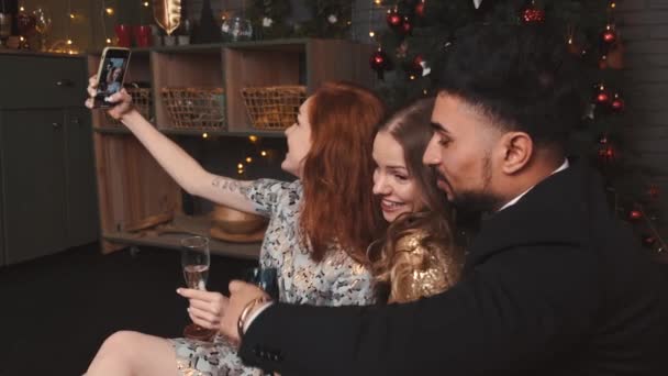 Szczęśliwi przyjaciele robiący selfie podczas obchodów Sylwestra — Wideo stockowe