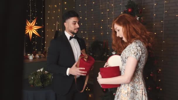 Uomo felice sta facendo il regalo di Natale alla sua amata donna — Video Stock