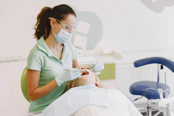 Dentista olhando seu velho paciente com ferramentas — Fotografia de Stock