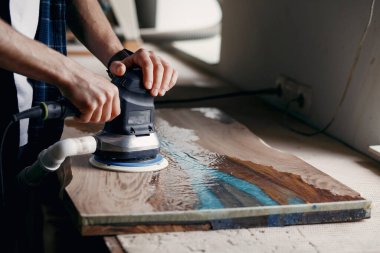 İnsan odun işleme makinesiyle çalışır.