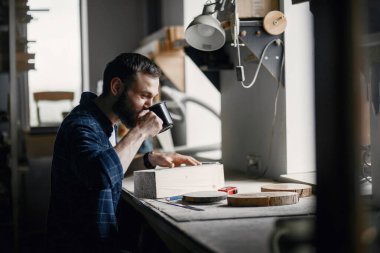 Atölyedeki odunlu adam.