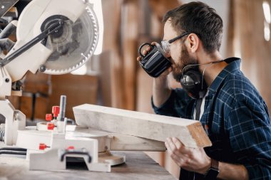 Marangoz dairesel testere ile çalışıyor.