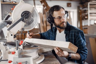 Marangoz dairesel testere ile çalışıyor.