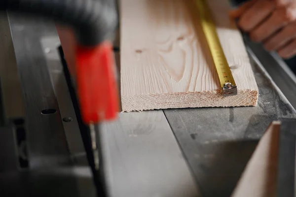 Hombre en el taller con una madera — Foto de Stock