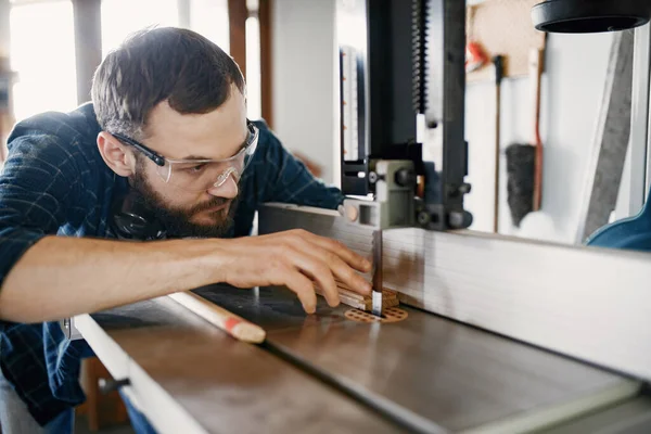 Professionele timmerman werkend met zaagmachine — Stockfoto