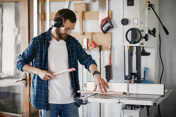 Professionele timmerman werkend met zaagmachine — Stockfoto