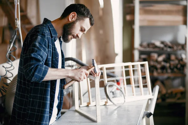 Tischler hämmert in Werkstatt einen Nagel — Stockfoto