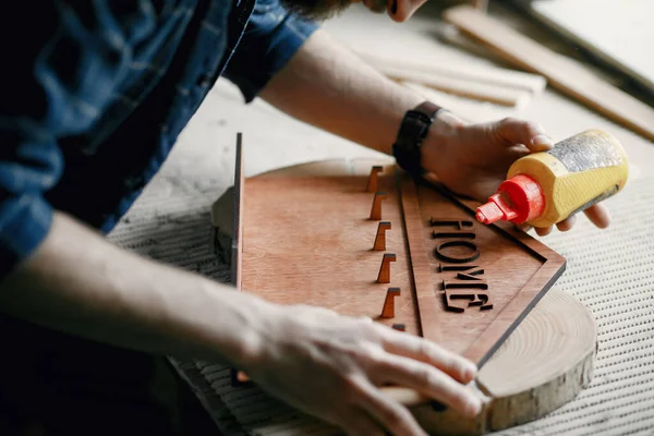 Trabajador de la madera aplicando pegamento a los codos — Foto de Stock