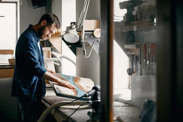 Man is processing with wood by polishing machine — Stock Image Man is processing with wood by polishing machine Stock Picture