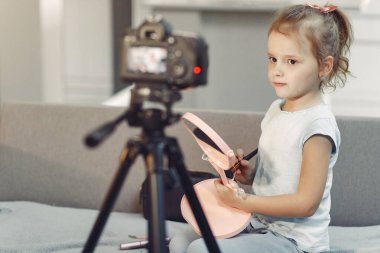 Evinde kozmetik videosu olan şirin bir blogcu.