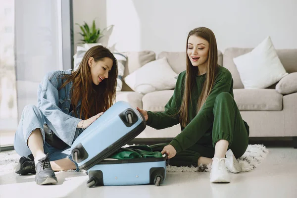 Ženy připravují cestovní kufr doma — Stock fotografie