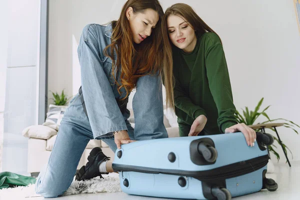 Las mujeres preparan maleta de viaje en casa —  Fotos de Stock