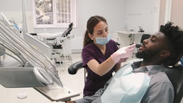 Dentiste examinant un patient dents dans le cabinet du dentiste — Video