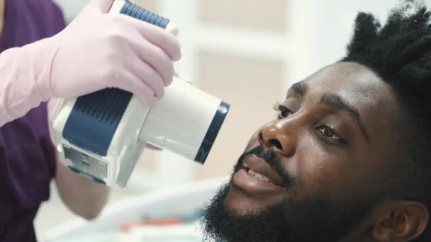 Mladá zubní lékařka s rentgenem čelisti pomocí přenosného zařízení — Stock video