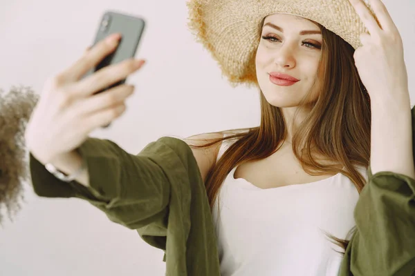 Fashion meisje poseren in een fotostudio — Stockfoto