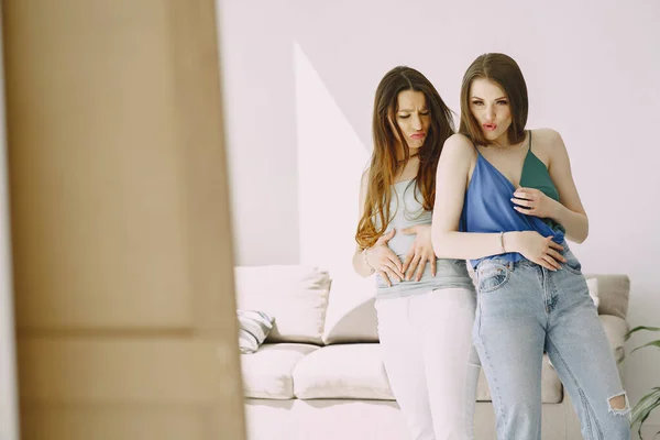 Dvě módní dívky se baví doma — Stock fotografie