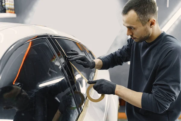 Preparación de un coche antes de pintar con spray —  Fotos de Stock