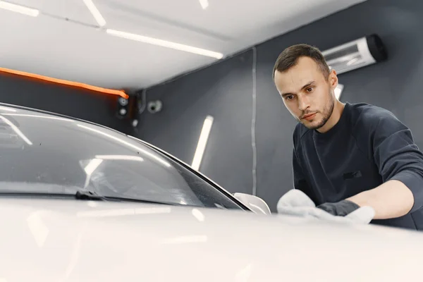 Hombre pulir un coche en un garaje —  Fotos de Stock