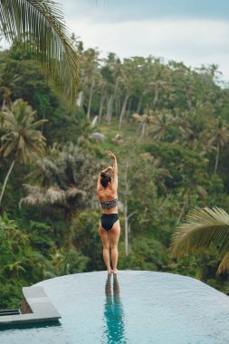 Orman manzaralı havuzda bir kadın.