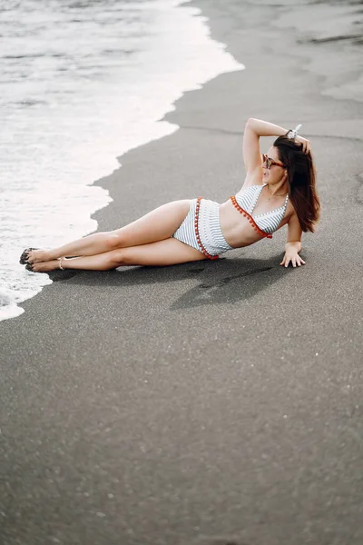 Dívka ve stylových plavkách mají odpočinek n na pláži — Stock fotografie