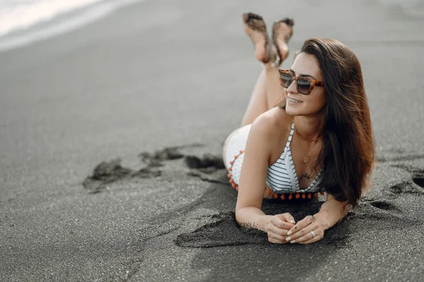 Meisje in stijlvol badpak houden rust n het strand — Stockfoto