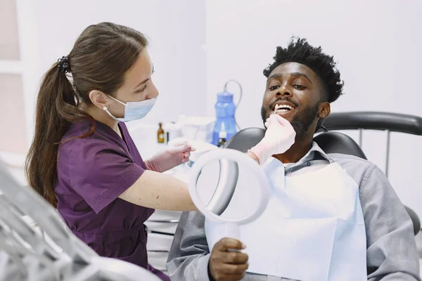 Doente africano em odontologia sentado em cadeira dentária — Fotografia de Stock
