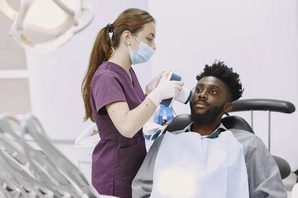 Doente africano em odontologia sentado em cadeira dentária — Fotografia de Stock