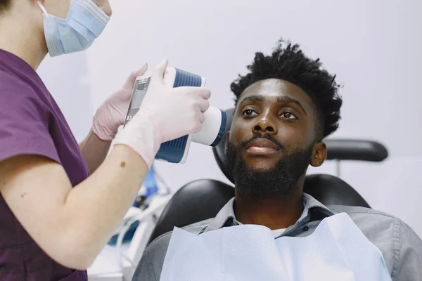 歯医者に座っているアフリカ人患者 — ストック写真