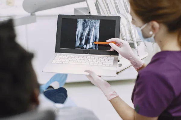 Paciente africano en odontología sentado en silla dental — Foto de Stock